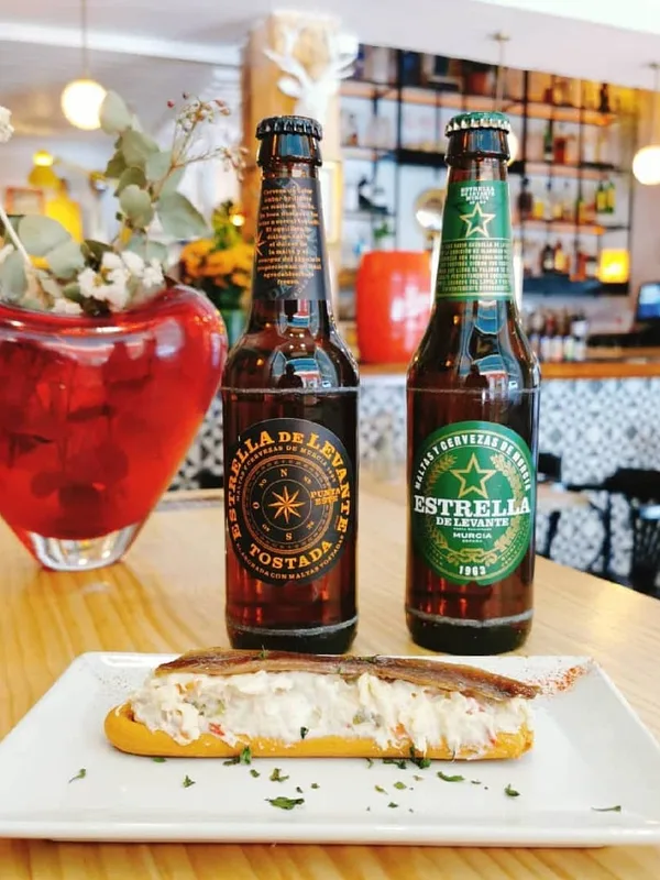 Tostas y cerveza bien fría · El Amor Hermoso