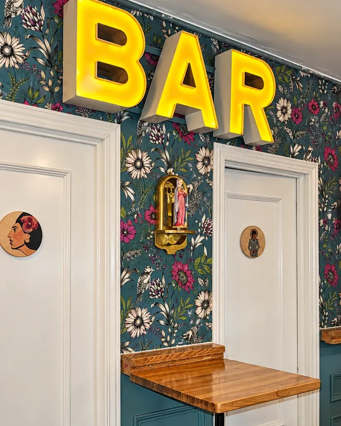 Nuestro BAR de neón · El Amor Hermoso