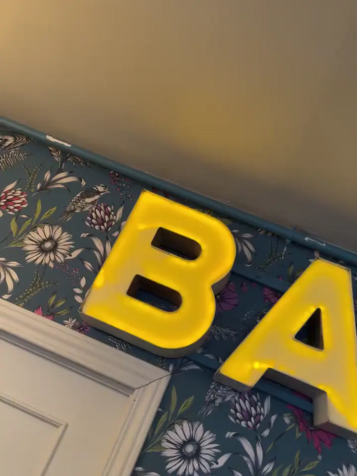 El BAR en neón · El Amor Hermoso